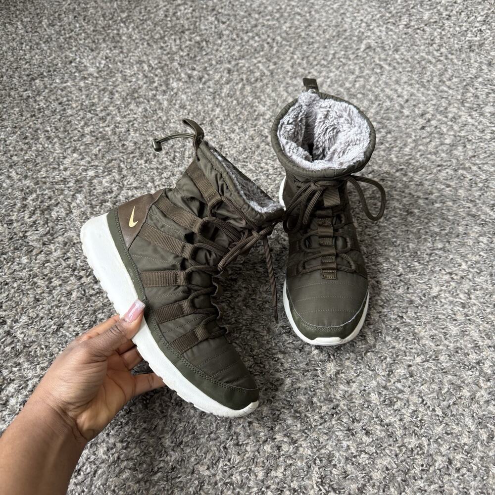 Nike Roshe One Green Sherpa Lined Sneaker Boot Womens Size 8.5 Bomber Lace Up